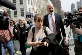 Cargos. Allison Mack entra al tribunal de Brooklyn, donde se declaró culpable por cargos de extorsión en su modalidad de culto sexual: conspiración de extorsión y extorsión. (AP)