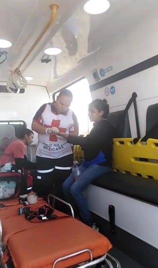 Momentos en que la jovencita extraviada es atendida por paramédicos de Cruz Roja Mexicana. 