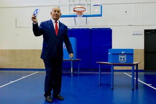 Según los datos del Comité Central Electoral, con 825,205 votos emitidos (un 18.3% del voto emitido), el Likud obtendría un 29.15 por ciento de las papeletas, frente a un 25.27 por ciento de Azul y Blanco. (EFE)