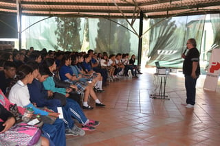 Acudieron 250 estudiantes y la plática estuvo a cargo de Carlos Martínez Ibarra. (EL SIGLO DE TORREÓN)