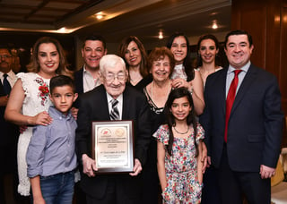 Dr. Víctor Campos acompañado de su familia.