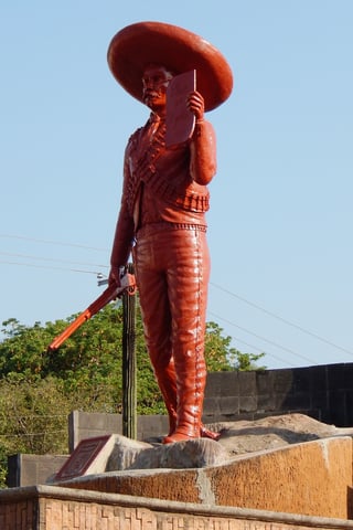 Una escultura de Zapata que durante su proceso de restauración fue pintada de rojo en su totalidad. (EL UNIVERSAL)