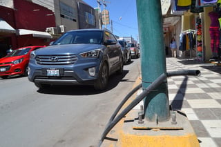Comerciantes del sector reclaman por la exposición de los tubos, los cuales se pueden apreciar por la avenida Cuauhtémoc. (EL SIGLO DE TORREÓN/EDITH GONZÁLEZ)