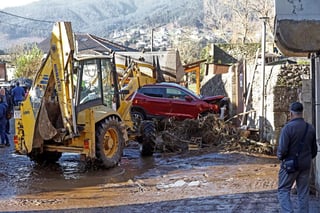 En algunas zonas la acumulación de agua superó los 200 milímetros; además se reportaron árboles caídos y vehículos arrasados. (EFE)