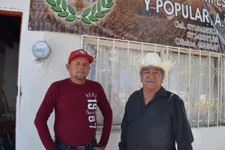 Javier Alvarado y Juan Jáquez dijeron que ya se pidió el apoyo de autoridades, por el alto costo del servicio de grúas. (EL SIGLO DE TORREÓN)
