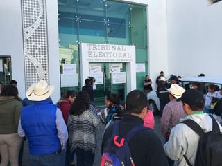 Desde muy temprano un grupo de ciudadanos arribaron al edificio ubicado en la calle General Blas Corral No. 311 para protestar en contra de la candidatura común. (EL SIGLO DE TORREÓN)