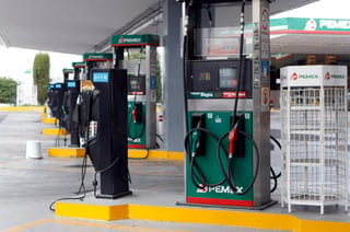 López Obrador hizo un llamado para que las gasolineras no se quedaran con amplios márgenes de ganancia y los empresarios respondieron que la falta de infraestructura impide que el precio baje. (ARCHIVO)