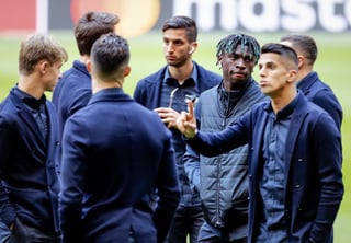 El italiano de la Juventus Moise Kean (3d) y sus compañeros de equipo inspeccionan el terreno de juego del estadio Johan Cruyff.