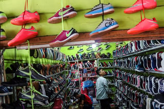  México renovó una salvaguarda a las importaciones de calzado, textil y confección, al imponer un arancel de entre 10 y 30 por ciento, para ser aplicado de manera gradual. (ARCHIVO)
