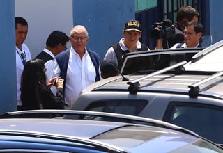 Pablo Kuczynski salió de la cochera de su casa en un automóvil manejado por oficiales de la Policía Nacional rumbo a la sede de Medicina Legal y posteriormente será trasladado a la oficina de la Prefectura de la Policía en Lima. (EFE) 

