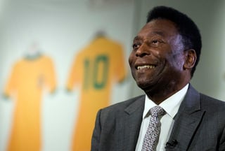 Pelé, que sólo tiene un riñón desde la década de los 70, desembarcó la madrugada del martes en Sao Paulo en silla de ruedas y arropado por sus seguidores.