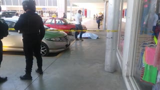 Testigos de los hechos informaron que la víctima se encontraba a las afueras de la tienda ubicada sobre el bulevar Centenario y la carretera Torreón-San Pedro cuando se desvaneció. (EL SIGLO DE TORREÓN)
