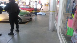 Un hombre perdió la vida en el exterior de un centro comercial ubicado sobre la carretera Torreón-San Pedro.
