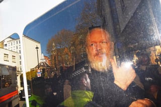 Julian Assange a su llegada este jueves a la Corte de Magistrados de Westminster en Londres. (EFE)