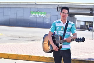 Decidido. Usando su jersey del equipo Santos, Joab Zúñiga platica sobre su experiencia en La Voz Azteca y cómo el formar parte del equipo de Lupillo Rivera le va a abrir la puerta a muchas oportunidades en el mundo de la música. ( ERNESTO RAMÍREZ) 