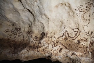 Las dos cuevas encontradas en selvas de Homún, Yucatán, que se ubican a 100 metros de distancia una de otra, 'muestran improntas mayas de manos y un antebrazo, que nunca antes se había visto en la Península de Yucatán', indicó Grosjean. (ARCHIVO)