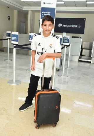 El juvenil futbolista viajó ayer desde Torreón a Madrid con una escala en la Ciudad de México, antes de comenzar una gran experiencia.