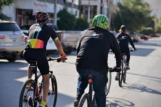 Torreón entregará luces intermitentes a 4 mil 500 ciclistas con el propósito de mejorar la seguridad vial y evitar accidentes fatales. (ARCHIVO)