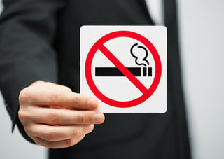 Dejar el tabaco en un esfuerzo solitario puede hacer que las personas se sientan excluidas y que pronto abandonen la intención. (ARCHIVO)