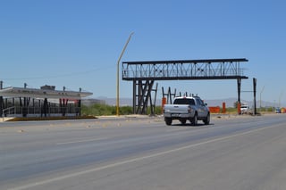 Construyen tres puentes peatonales en el tramo San Miguel-Santo Tomás. La obra es parte del sistema Metrobús Laguna. (EL SIGLO DE TORREÓN)