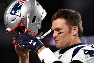 El mariscal de campo de los Patriotas de Nueva Inglaterra, Tom Brady, se coloca un casco previo a un partido ante los Bills de Buffalo la temporada pasada.