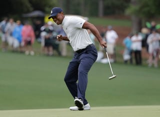 Tiger Woods tuvo una buena segunda ronda y se puso a un golpe de los líderes.