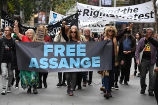 Julian Assange espera resolución respecto a su extradición, y podría enfrentar cargos por parte de los Estados Unidos, Reino Unido y Suecia. Protestas civiles y activistas cibernéticos piden su liberación.