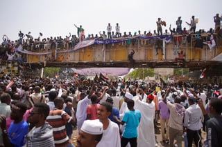 Miles de personas en Sudán salieron a manifestarse por la decisión de la junta militar de asumir el poder. El pueblo de este país exige que su Gobierno sea liderado por un civil.