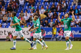 Un 'renacido' Ángel Mena festeja con sus compañeros tras marcar su gol 12 en el Clausura 2019 ante Puebla. (Jam Media)