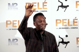 Pelé, de 78 años y quien sólo tiene un riñón desde la década de los 70, fue sometido a unos análisis médicos en la noche del viernes que confirmaron la necesidad de intervenirlo quirúrgicamente. (ARCHIVO)

