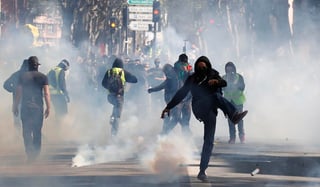 En los disturbios en Toulouse fueron quemados dos vehículos, una camioneta y un remolque, mientras que los manifestantes lanzaron proyectiles contra los efectivos policiales, que respondieron con gases lacrimógenos.  (EFE)