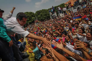 El jefe del Parlamento venezolano, Juan Guaidó, saluda a sus seguidores durante un acto en Villa del Rosario ayer, en el estado Zulia.