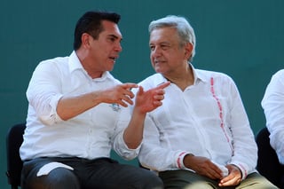 López Obrador entregó recursos a beneficiarios de programas junto al gobernador de Campeche.