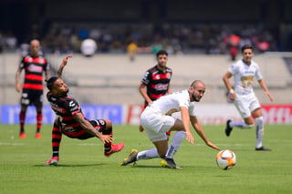 El atacante paraguayo de los Pumas, Carlos González (d), anotó el único gol del encuentro ante Xolos. (Jam Media)