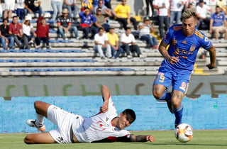 Eduardo Vargas (d), del Tigres, durante el juego de la Jornada 14 del Torneo Clausura 2019 en el Estadio Universitario BUAP.