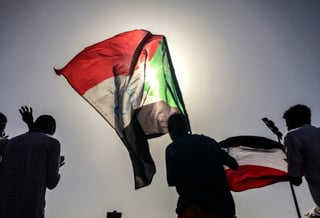 Manifestantes sudaneses marcharon ayer frente al cuartel del ejército para pedir que un organismo civil lidere la transición. (AP)