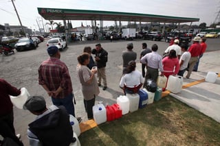 De acuerdo con el CEESP, la situación económica del país se complicó con el desabasto de combustibles al inicio del año. (ARCHIVO)
