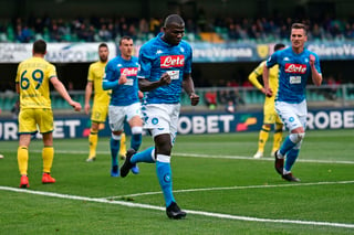 El jugador del Napoli Kalidou Koulibalu celebra su gol.