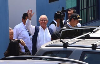 Kuczynski, un exbanquero de Wall Street, fue presidente de Perú entre 2016 y 2018, cuando renunció por un escándalo ligado a la presunta compra de votos de legisladores de la oposición a cambio de favores políticos. (ARCHIVO)