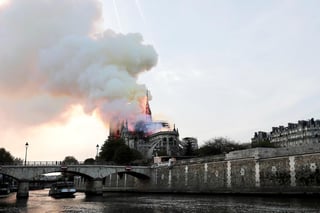 

Se registra un fuerte incendio en la emblemática catedral de Notre Dame en París. (EFE) 
