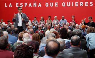 El presidente del Gobierno y candidato del PSOE para las elecciones del 28 de abril, Pedro Sánchez, pronuncia su discurso durante un acto de campaña electoral ayer en Madrid. (EFE)