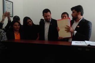El alcalde Horacio Piña, el secretario del Ayuntamiento, Salvador Vega, e integrantes del Cabildo acudieron a la Fiscalía. (EL SIGLO DE TORREÓN)