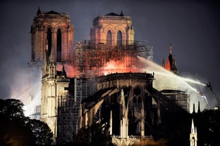 El jefe de bomberos de París reportó que las cuadrillas tuvieron problemas para contener el incendio, que se extendió hacia el exterior de madera de la iglesia y hacia una de sus distintivas torres. Los chorros de agua de las mangueras azotaron la fachada de Notre Dame.
