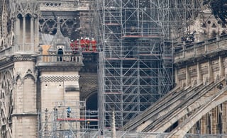 Este martes pudo ser extinguido completamente el fuego en la catedral de Notre Dame. (AP)