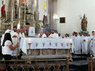 Es el segundo año de forma consecutiva, en la que monseñor Galván Galindo bendice los óleos que son utilizados para los sacramentos. (EL SIGLO DE TORREÓN) 