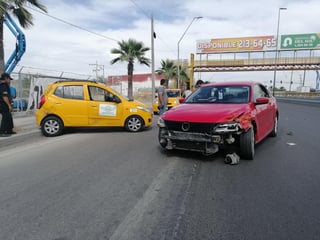 El accidente ocurrió en los carriles que dirigen de Matamoros a Torreón, a la altura del desnivel de Ciudad Universitaria. (ESPECIAL)