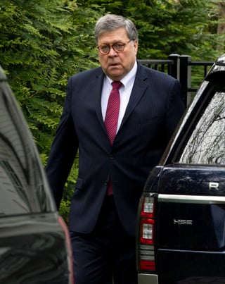 El secretario de Justicia William Barr sale de su casa en McLean, Virginia. (AP)