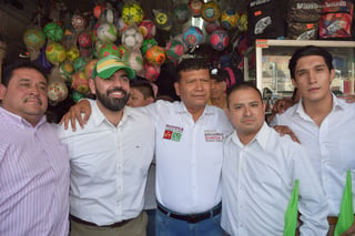 Acompañado por los representantes de los tres partidos, Eduardo García Reyes inició actos de campaña. (EL SIGLO DE TORREÓN)