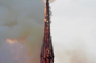 Philippe señaló que una opción es 'dotar a Notre Dame de una nueva aguja adaptada a las técnicas y a los retos de nuestra época'. (ARCHIVO)
