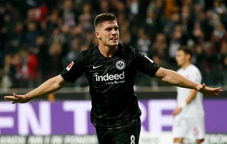 El anuncio ha sido realizado por el propio Eintracht, que además ha comunicado que el contrato que le une con Jovic, de 21 años, es hasta el 30 de junio de 2023.
